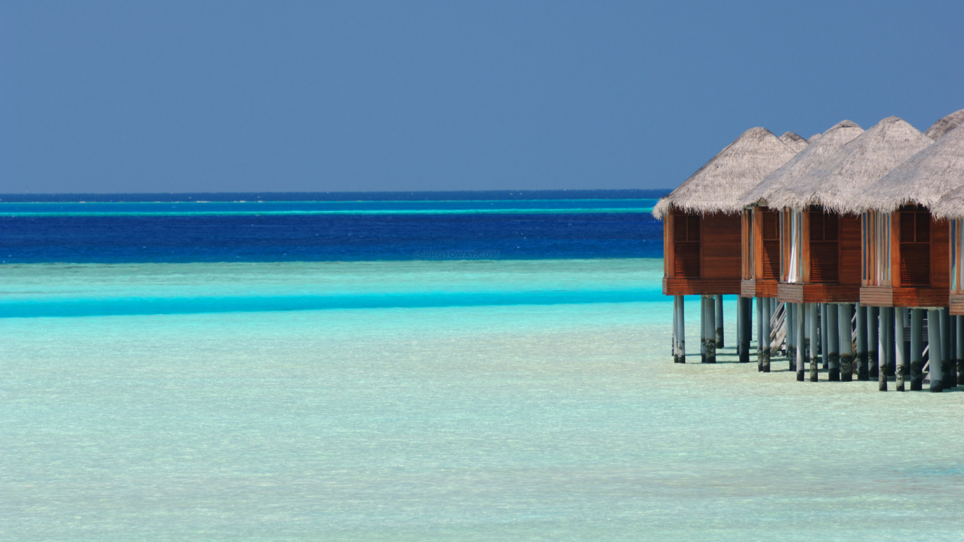 Casa de Playa de Madera Marrón en el Mar Azul Durante el Día. Wallpaper in 1366x768 Resolution