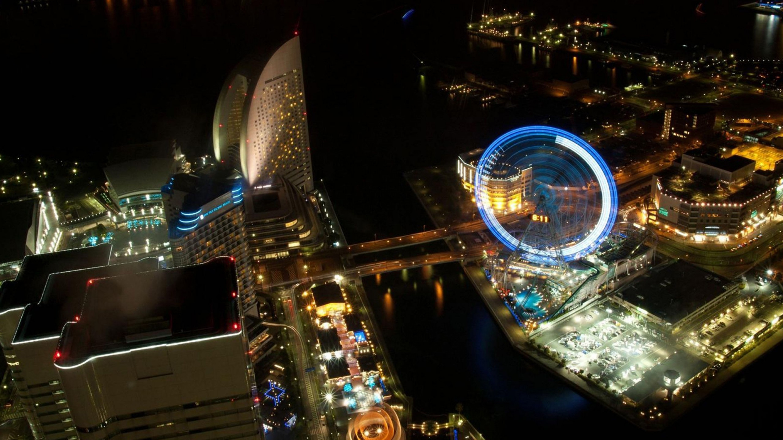 Luftaufnahme Von Stadtgebäuden Während Der Nacht. Wallpaper in 2560x1440 Resolution