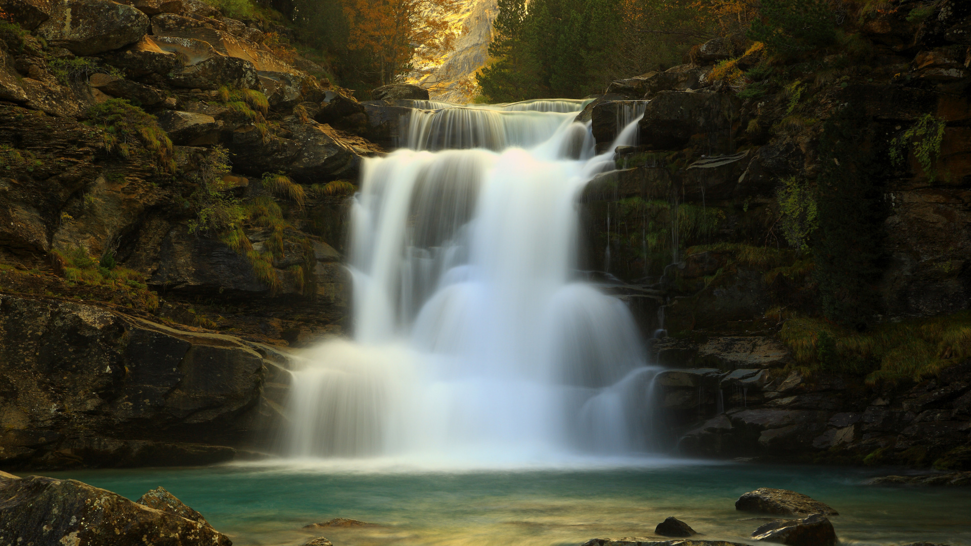 Cascadas en la Montaña Rocosa Marrón Durante el Día. Wallpaper in 1920x1080 Resolution