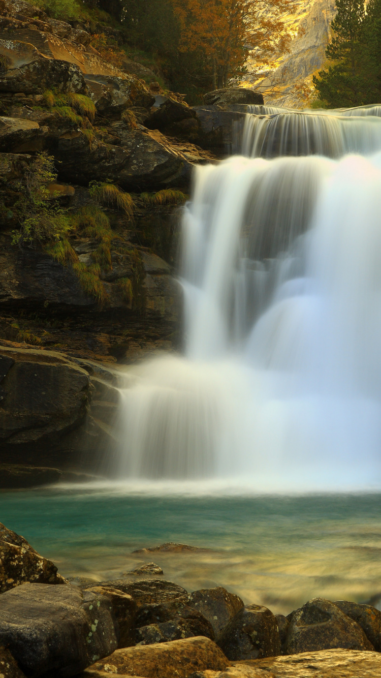 Cascadas en la Montaña Rocosa Marrón Durante el Día. Wallpaper in 750x1334 Resolution