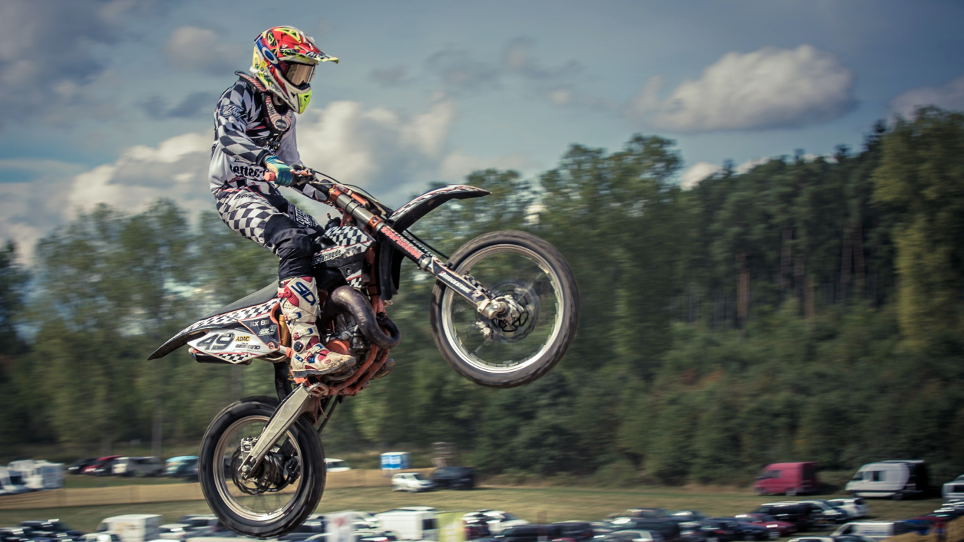 L'homme en Veste Noire et Blanche Équitation Motocross Dirt Bike. Wallpaper in 1366x768 Resolution