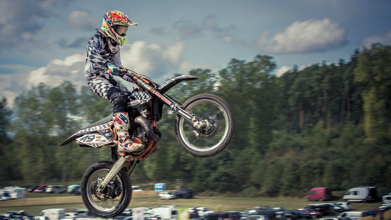 Man in Black and White Jacket Riding Motocross Dirt Bike. Wallpaper in 1280x720 Resolution