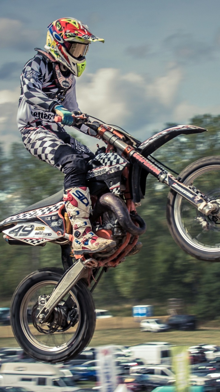 Man in Black and White Jacket Riding Motocross Dirt Bike. Wallpaper in 720x1280 Resolution