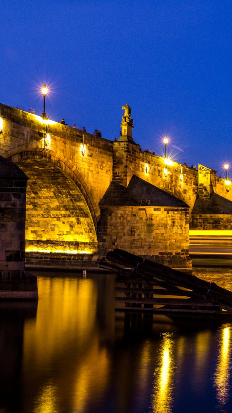 Bâtiment en Béton Brun Près D'un Plan D'eau Pendant la Nuit. Wallpaper in 750x1334 Resolution