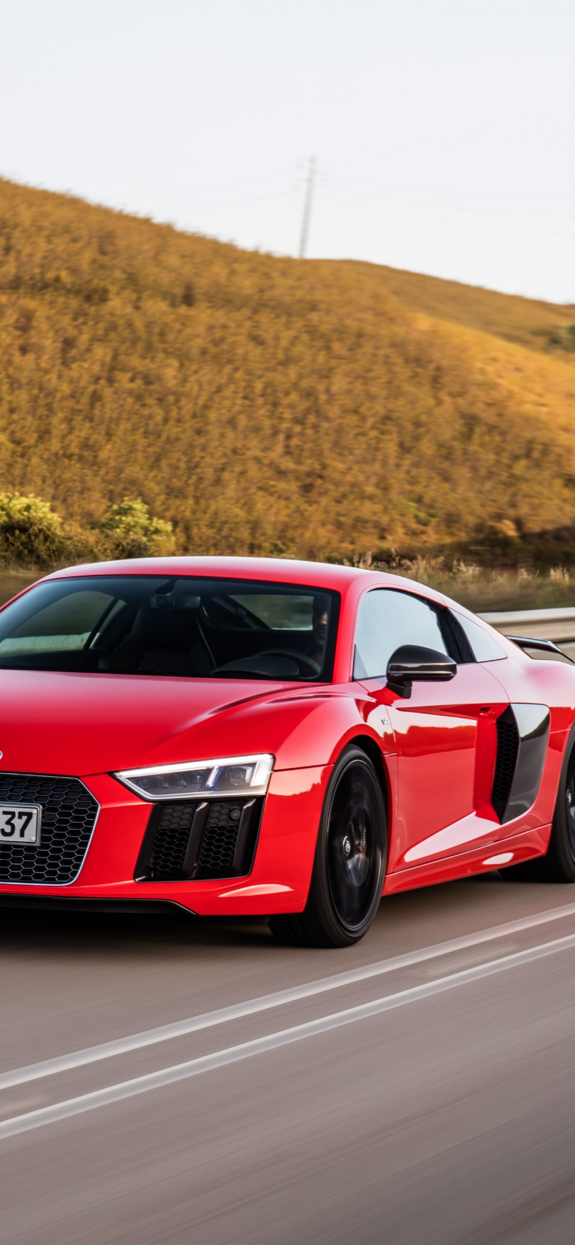 Roter Audi r 8 Tagsüber Unterwegs. Wallpaper in 1125x2436 Resolution