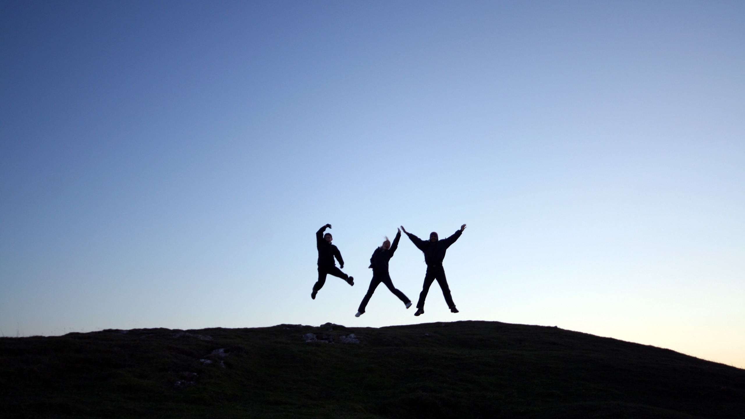 Fun, Horizon, Sand, Ecoregion, Jumping. Wallpaper in 2560x1440 Resolution