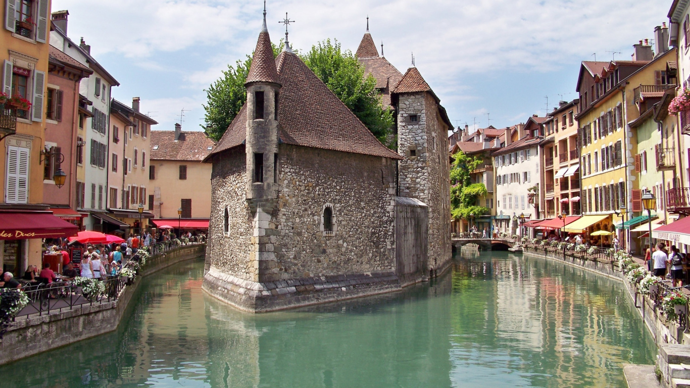 Bâtiment en Béton Brun et Gris à Côté de la Rivière Sous Ciel Bleu Pendant la Journée. Wallpaper in 1366x768 Resolution