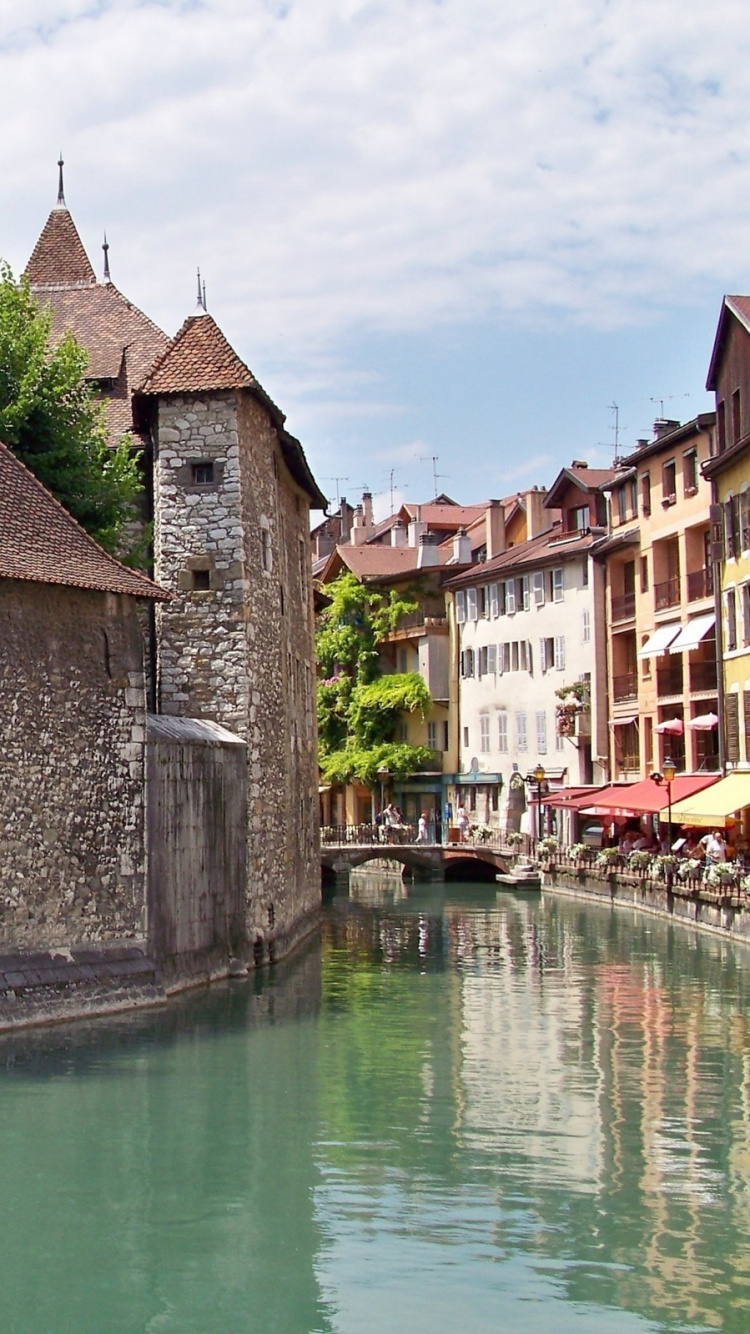 Bâtiment en Béton Brun et Gris à Côté de la Rivière Sous Ciel Bleu Pendant la Journée. Wallpaper in 750x1334 Resolution