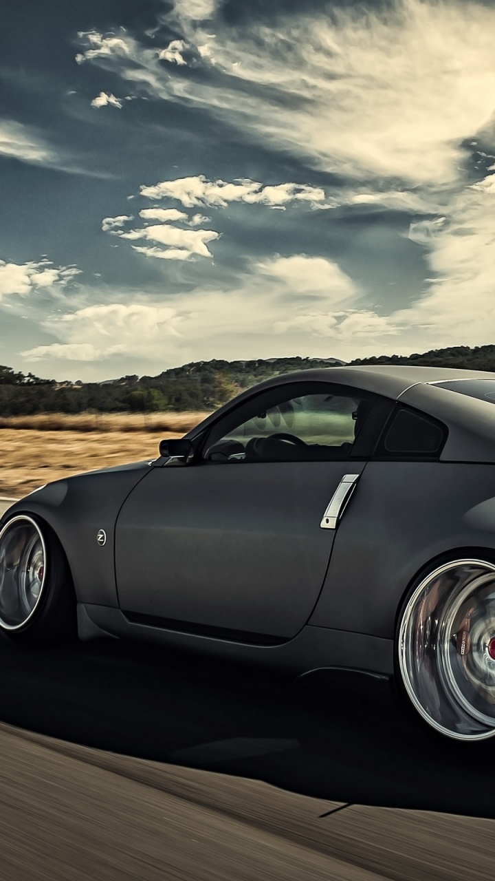 Porsche 911 Plateado en la Carretera Bajo Las Nubes Blancas y el Cielo Azul Durante el Día. Wallpaper in 720x1280 Resolution