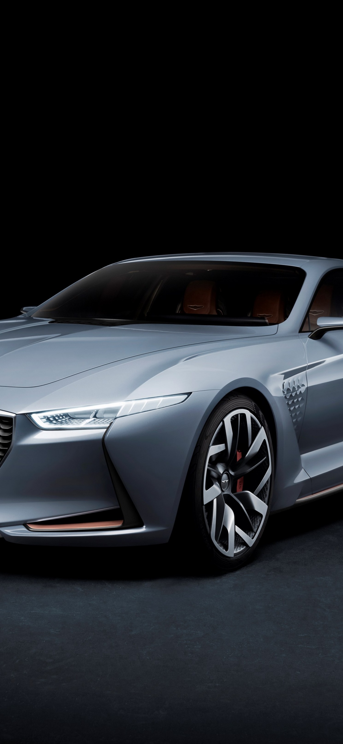 Mercedes Benz Coupe Plateado Sobre Fondo Negro. Wallpaper in 1125x2436 Resolution