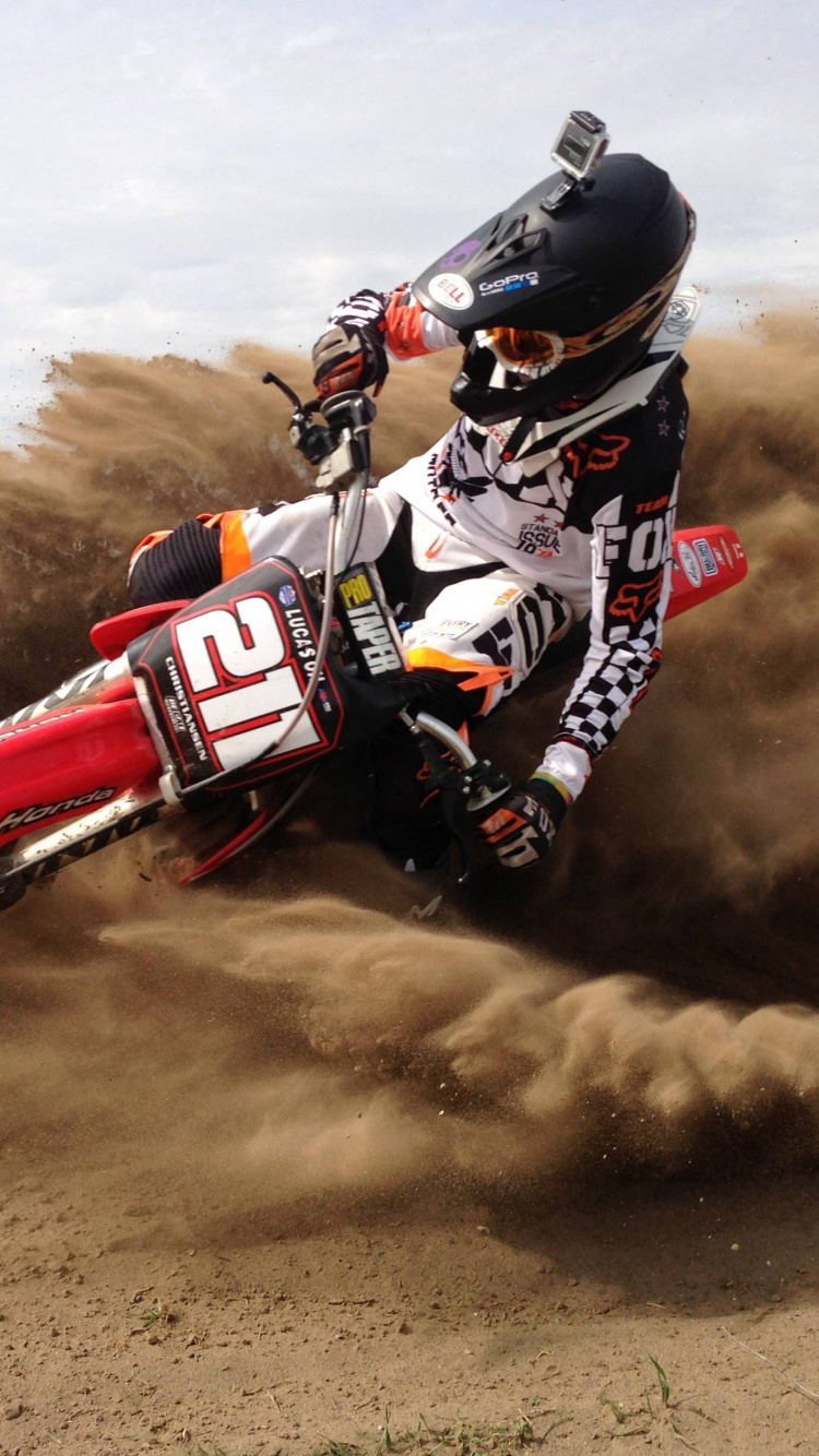 Mann, Der Tagsüber Rotes Und Weißes Motocross-Dirtbike Auf Braunem Sand Fährt. Wallpaper in 750x1334 Resolution