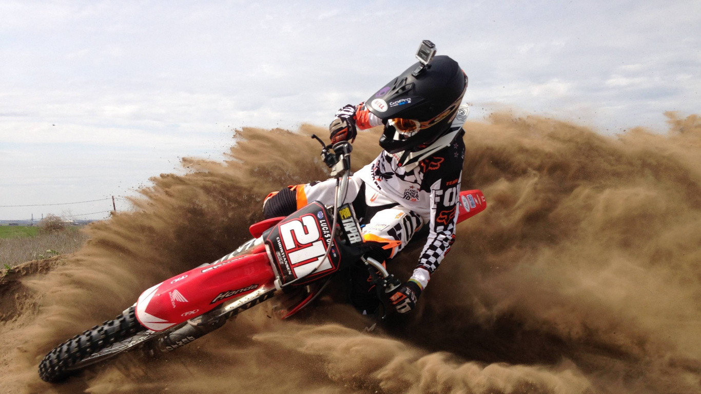 Hombre Montando Motocross Rojo y Blanco Dirt Bike Sobre Arena Marrón Durante el Día. Wallpaper in 1366x768 Resolution