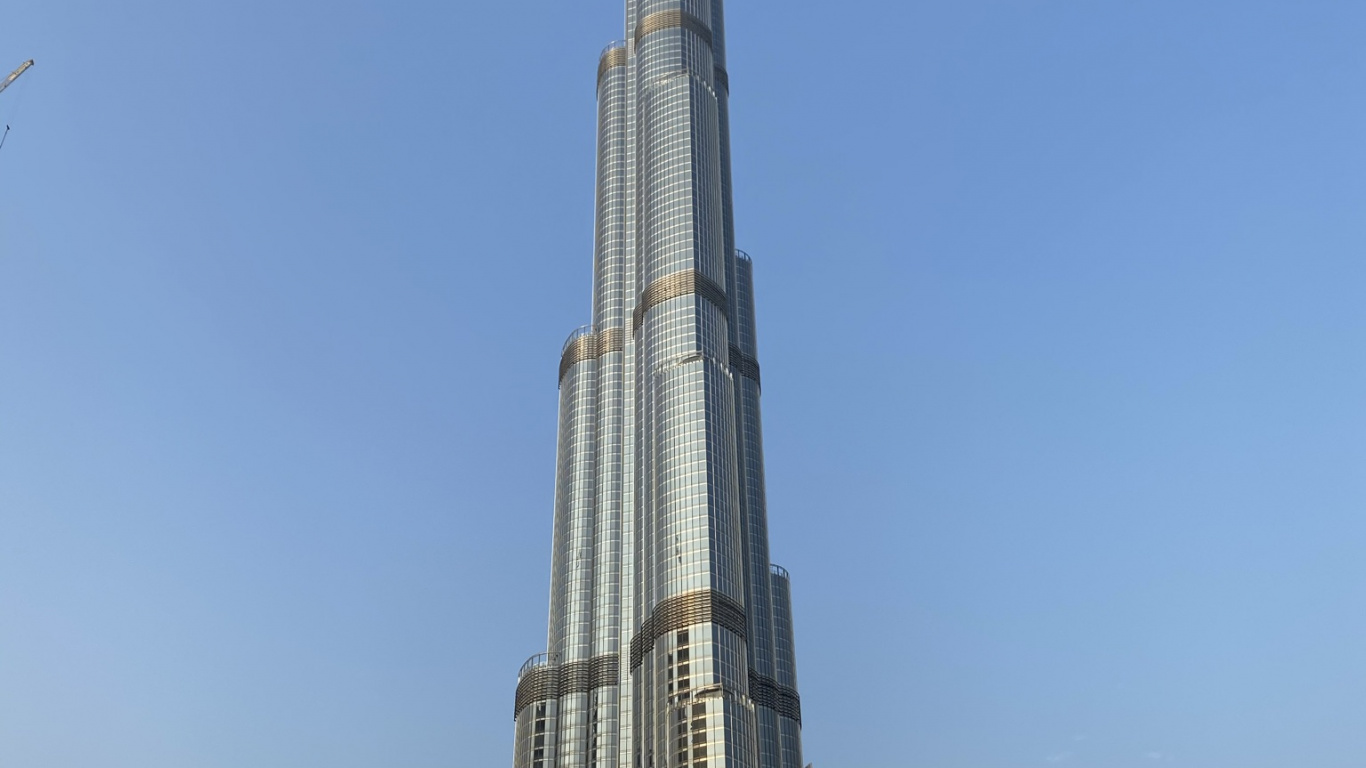 Dubai, Burj Khalifa, Wolkenkratzer, Shangri-la Hotel, Tageszeit. Wallpaper in 1366x768 Resolution
