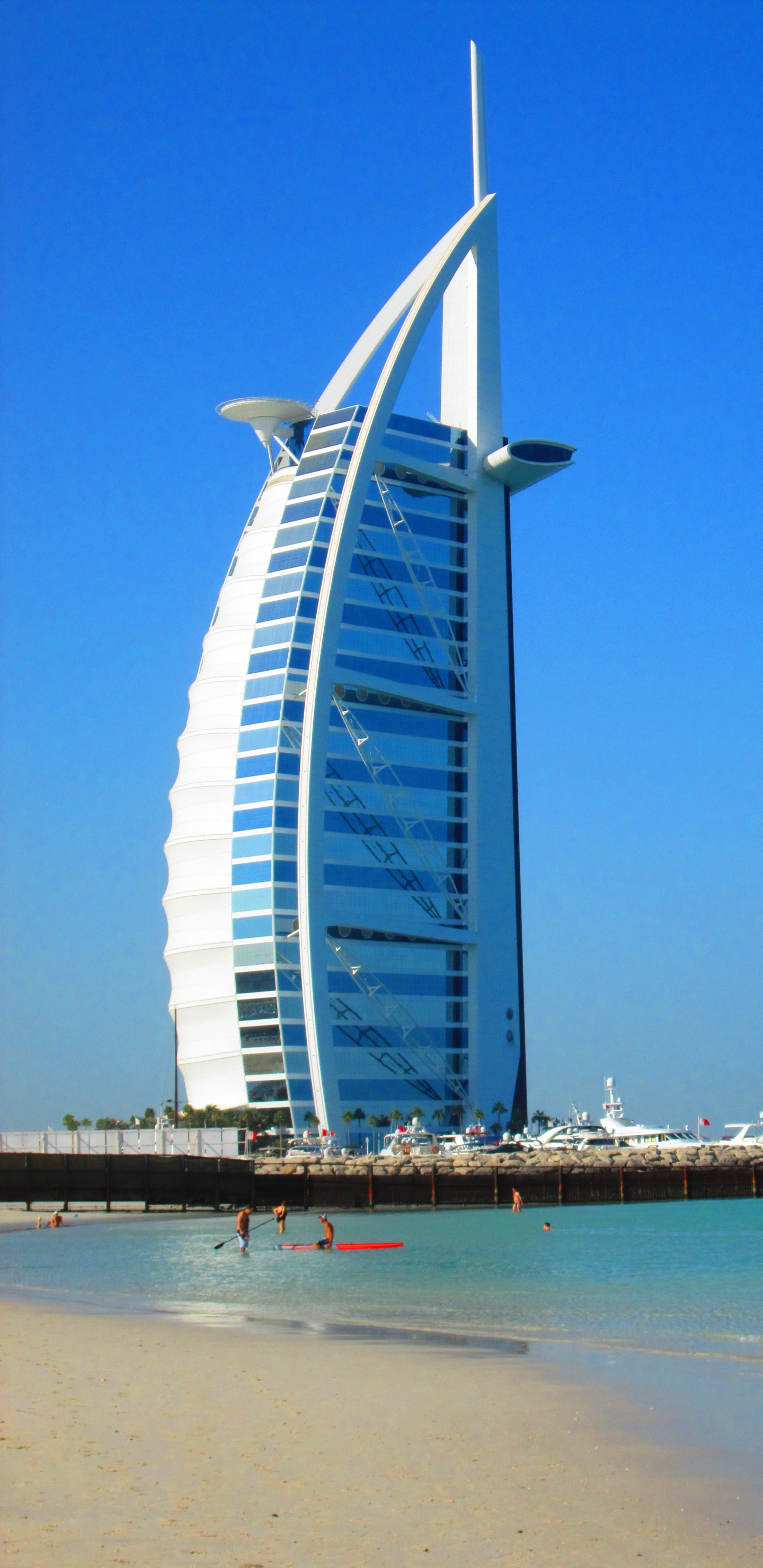 Noria Blanca y Azul Cerca Del Cuerpo de Agua Durante el Día. Wallpaper in 1440x2960 Resolution