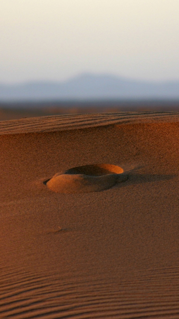 Brown Sand Under Blue Sky During Daytime. Wallpaper in 720x1280 Resolution