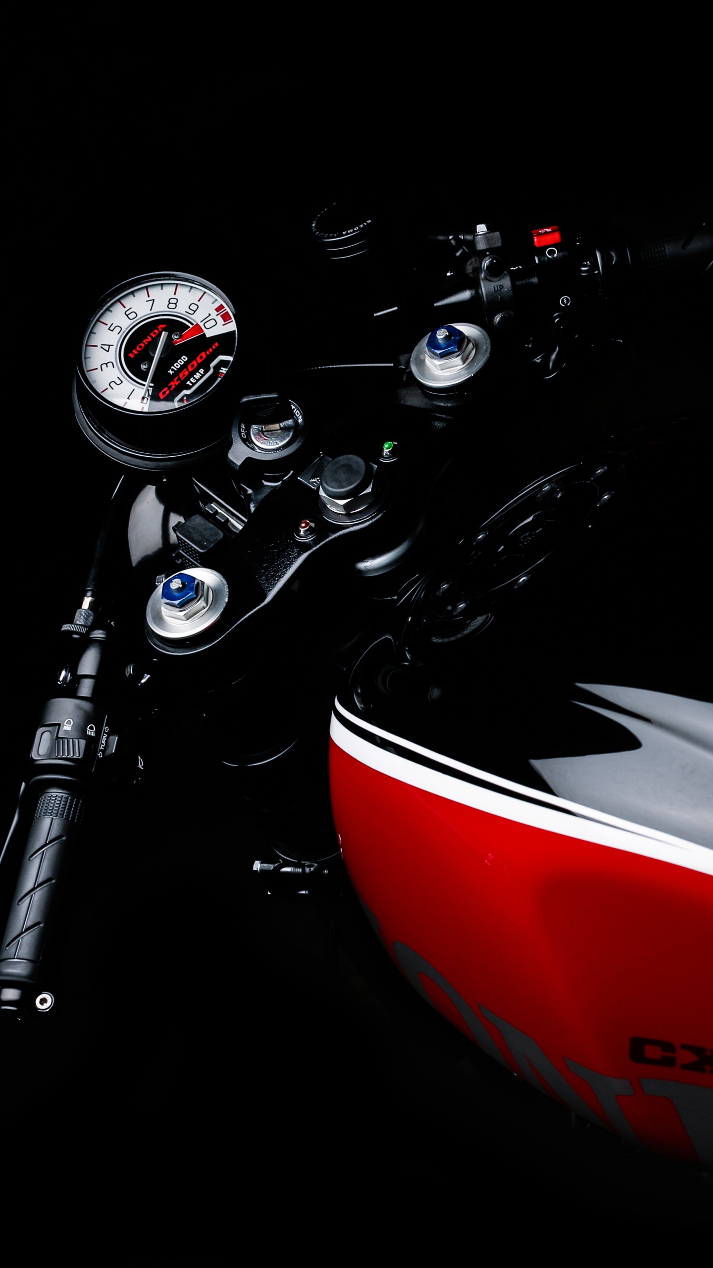 Rotes Und Schwarzes Honda-Motorrad. Wallpaper in 1440x2560 Resolution