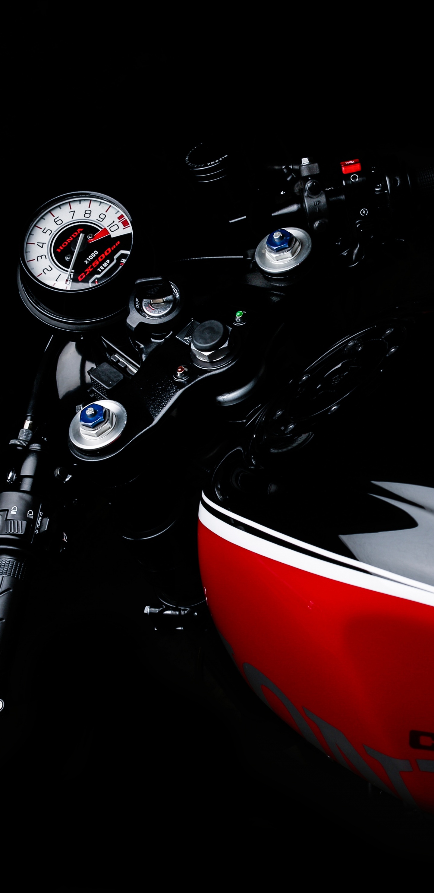 Rotes Und Schwarzes Honda-Motorrad. Wallpaper in 1440x2960 Resolution