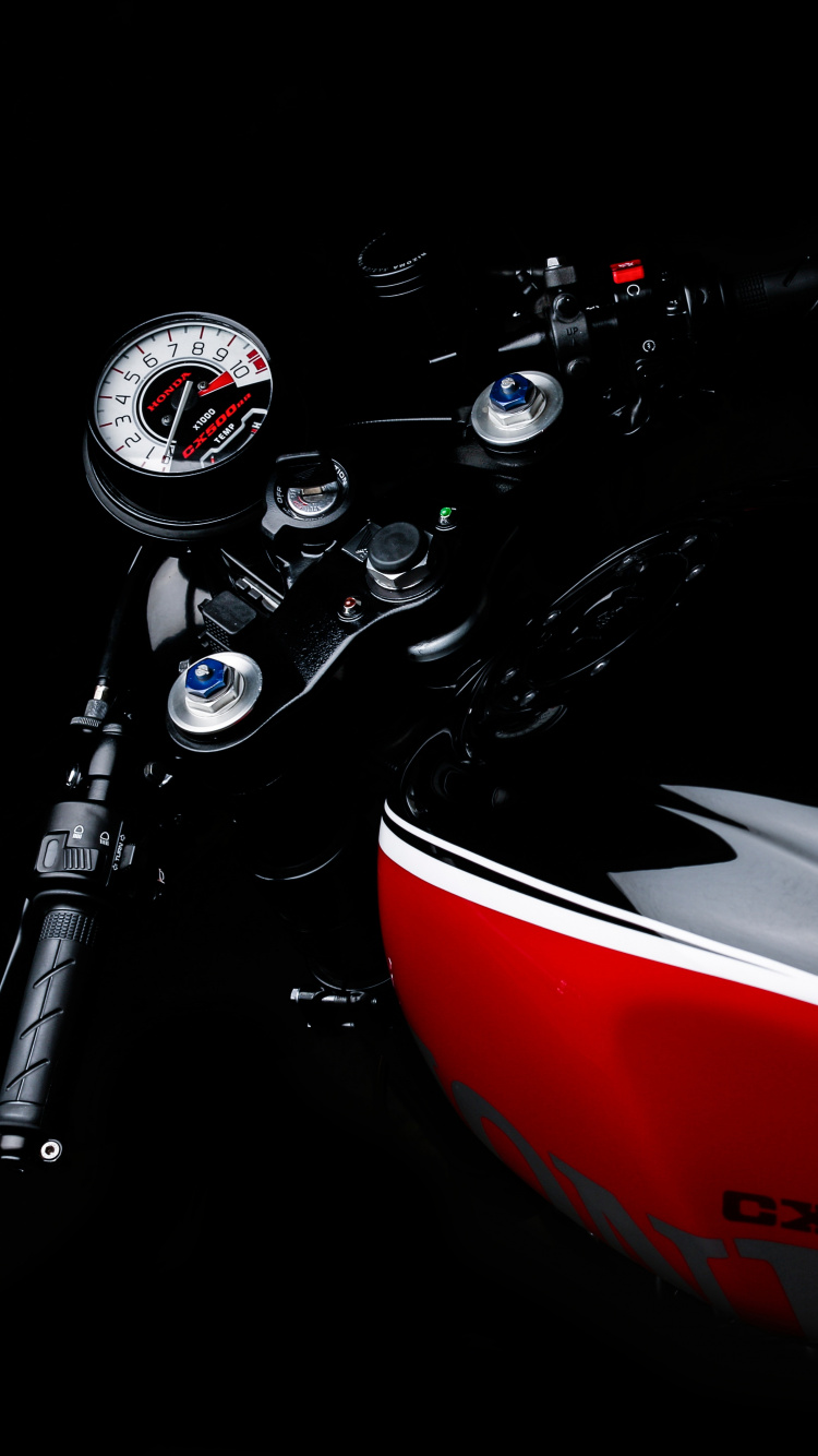 Rotes Und Schwarzes Honda-Motorrad. Wallpaper in 750x1334 Resolution