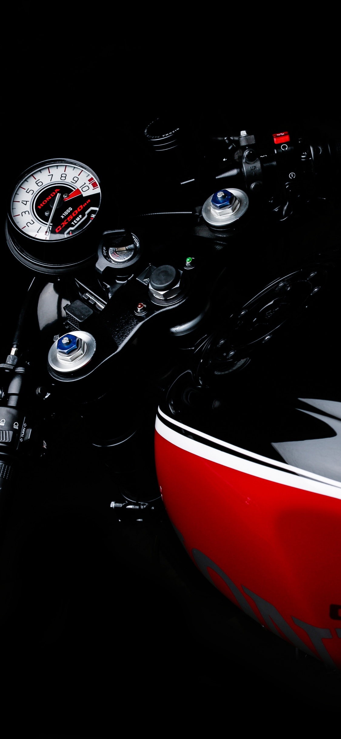 Moto Honda Rouge et Noire. Wallpaper in 1125x2436 Resolution