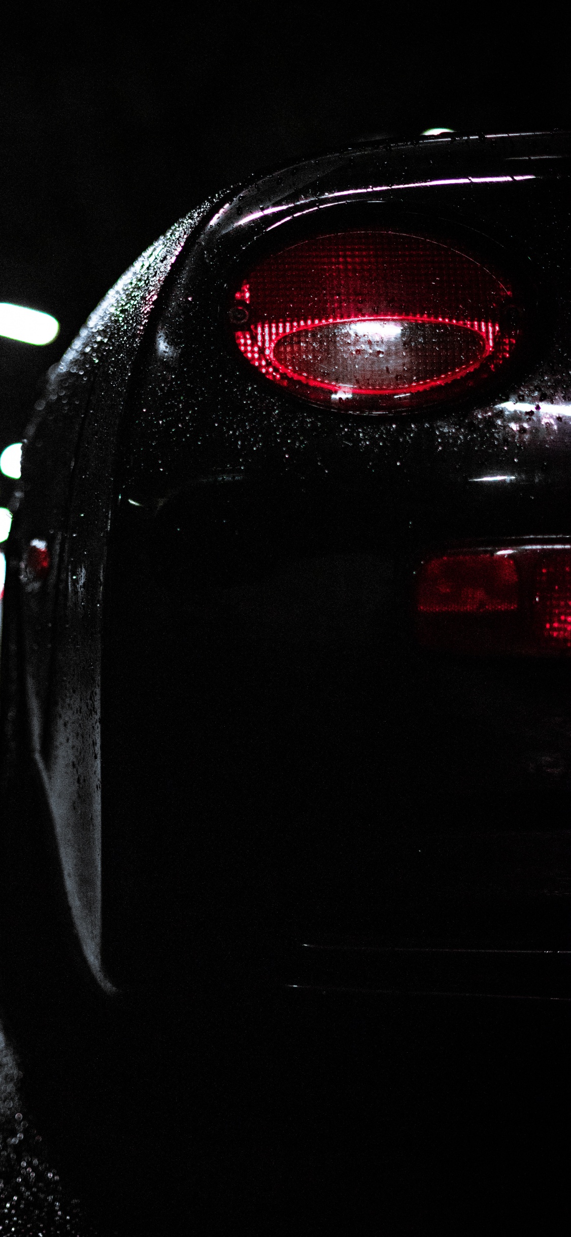 Voiture Noire Sur Route Pendant la Nuit. Wallpaper in 1125x2436 Resolution
