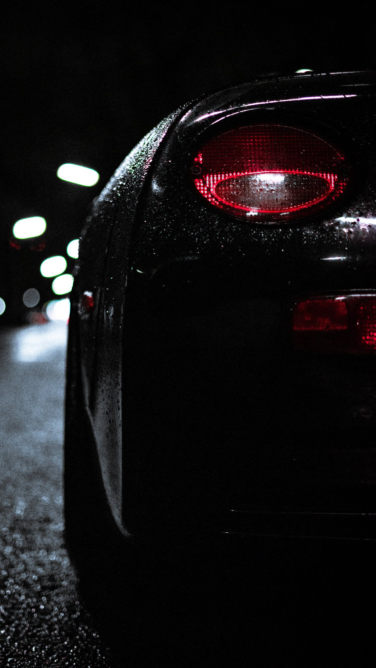 Voiture Noire Sur Route Pendant la Nuit. Wallpaper in 750x1334 Resolution