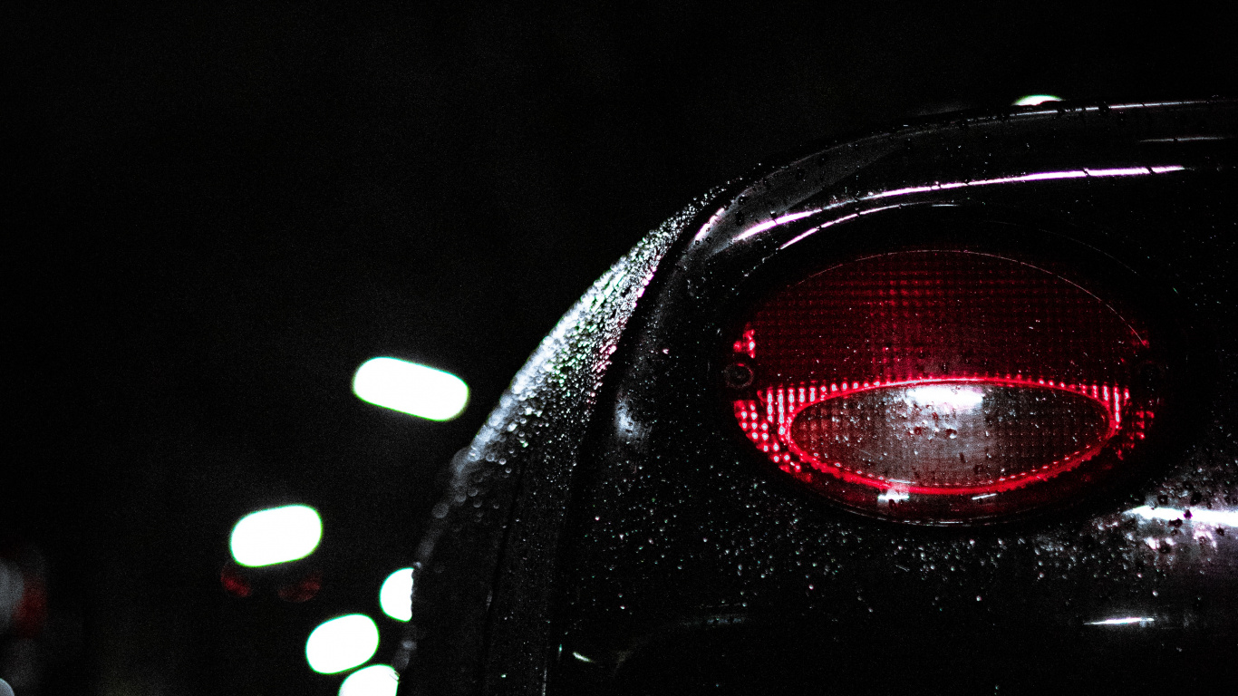 Coche Negro en la Carretera Durante la Noche. Wallpaper in 1366x768 Resolution
