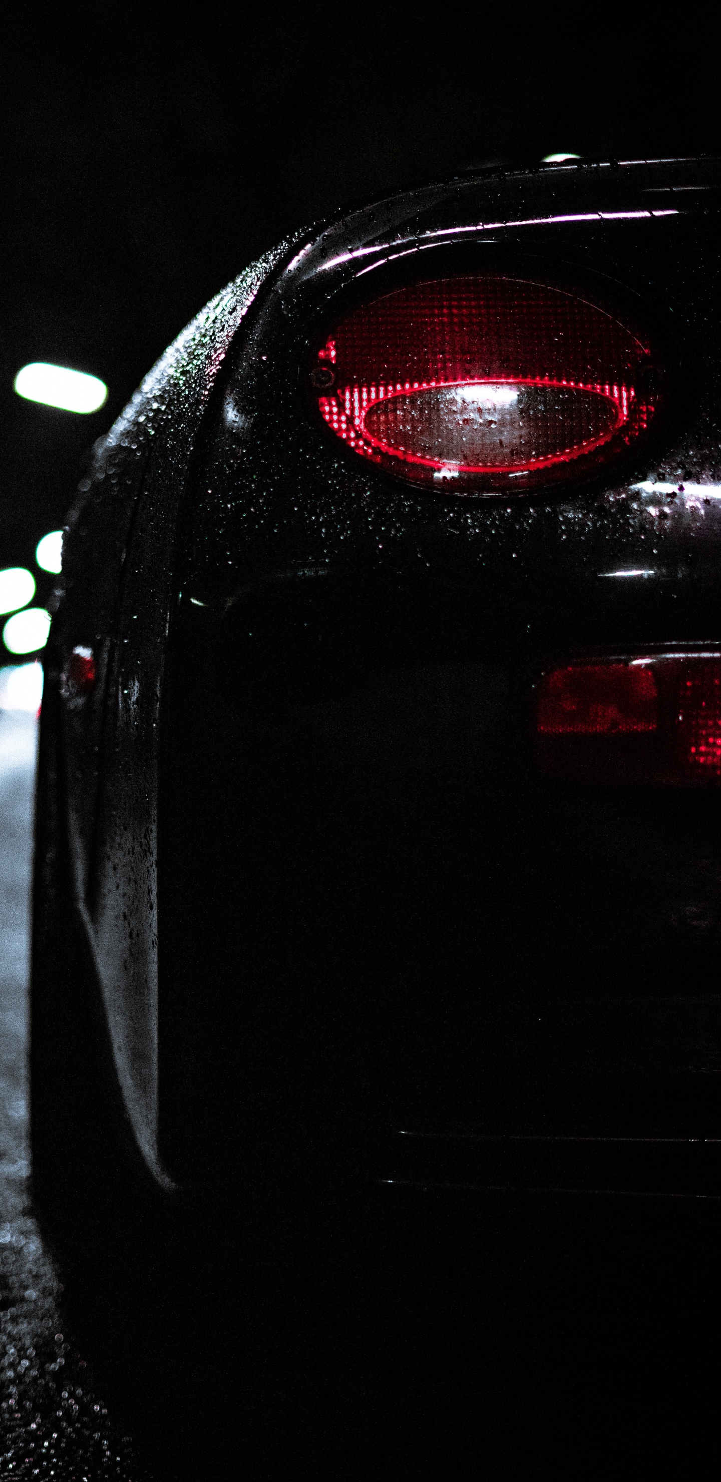 Coche Negro en la Carretera Durante la Noche. Wallpaper in 1440x2960 Resolution