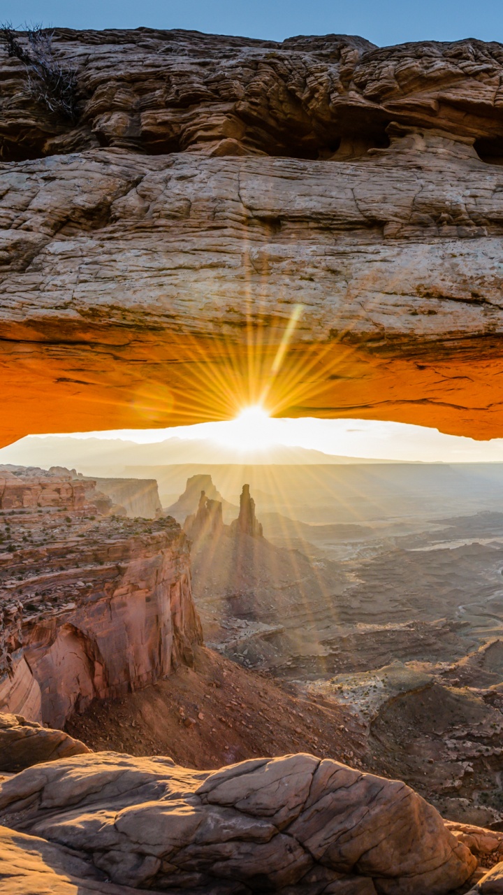 Montagne Rocheuse Brune Sous Ciel Bleu Pendant la Journée. Wallpaper in 720x1280 Resolution