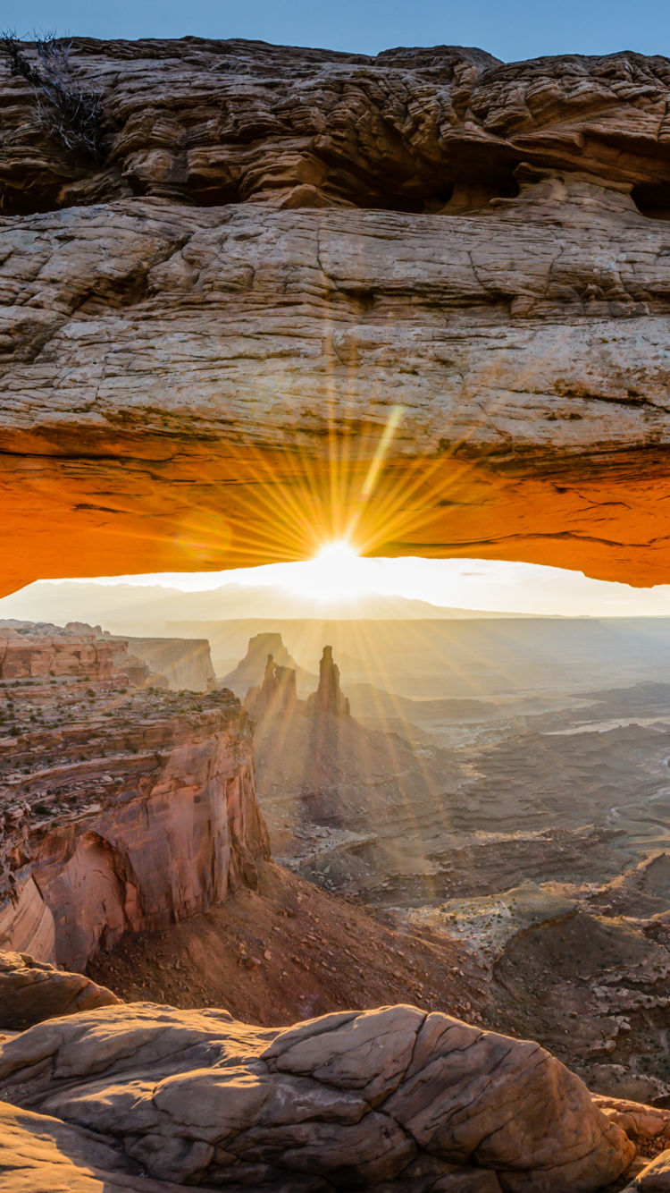 Brauner Felsiger Berg Unter Blauem Himmel Tagsüber. Wallpaper in 750x1334 Resolution