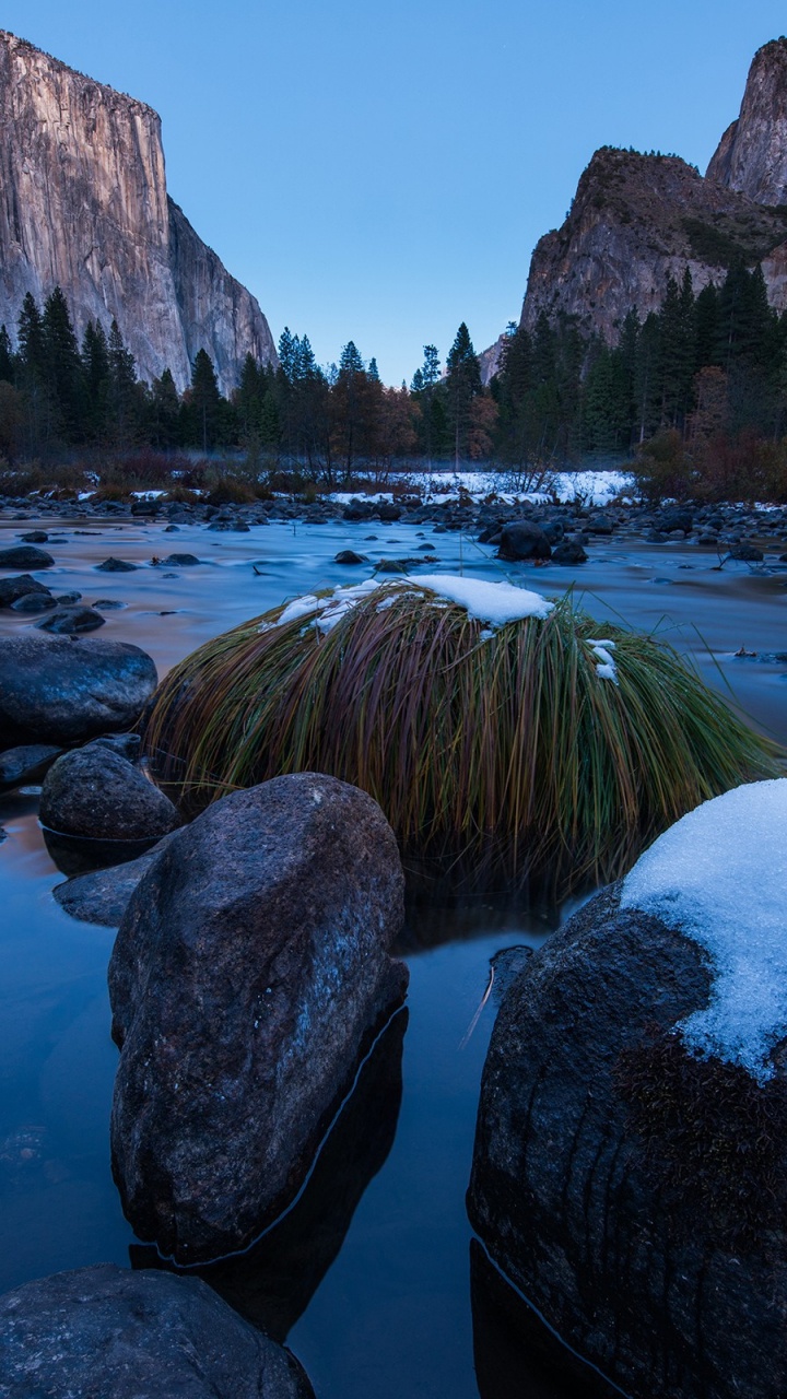 Rocky River Between Rocky Mountains During Daytime. Wallpaper in 720x1280 Resolution