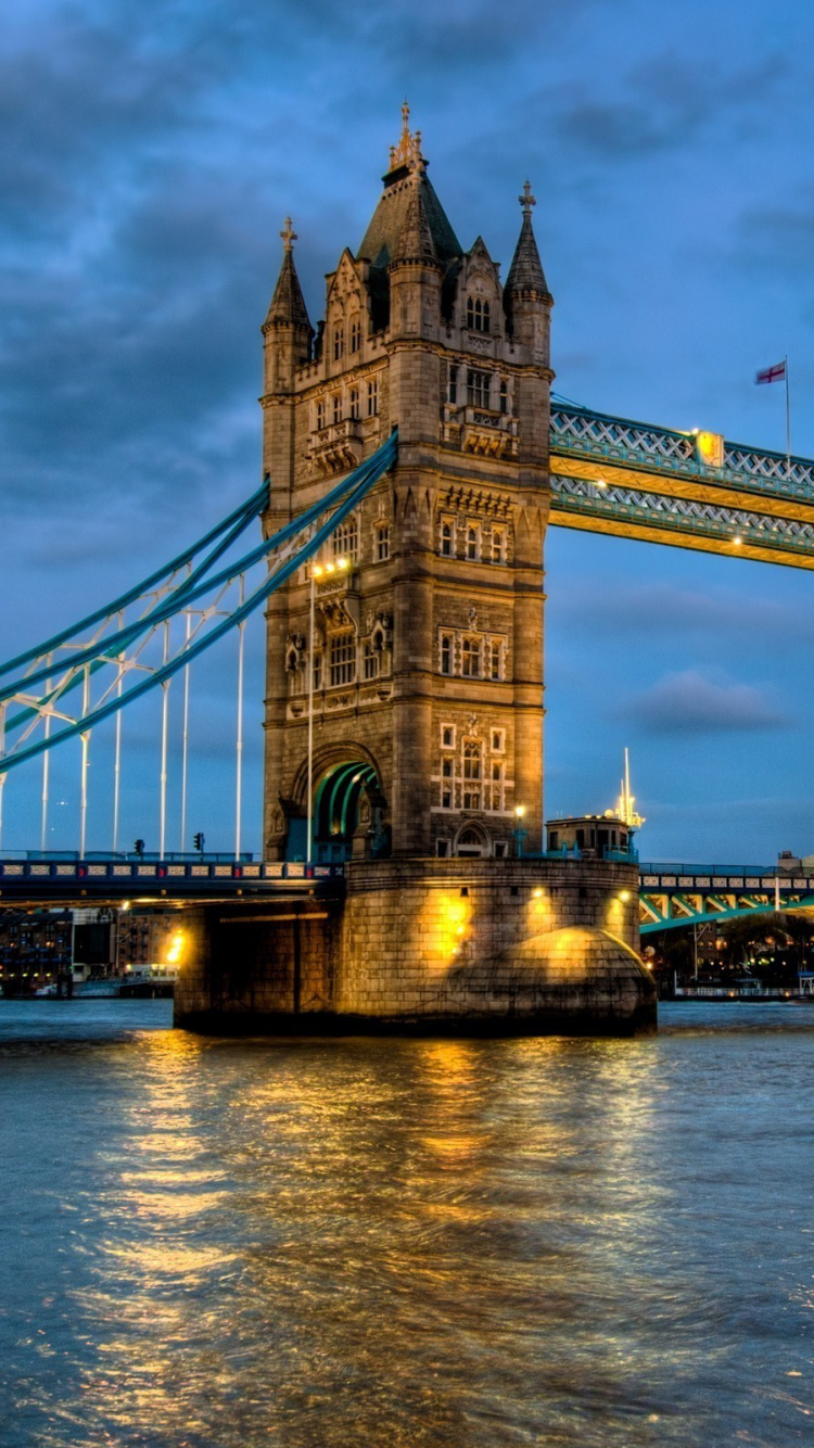London Bridge Unter Blauem Himmel Tagsüber. Wallpaper in 750x1334 Resolution