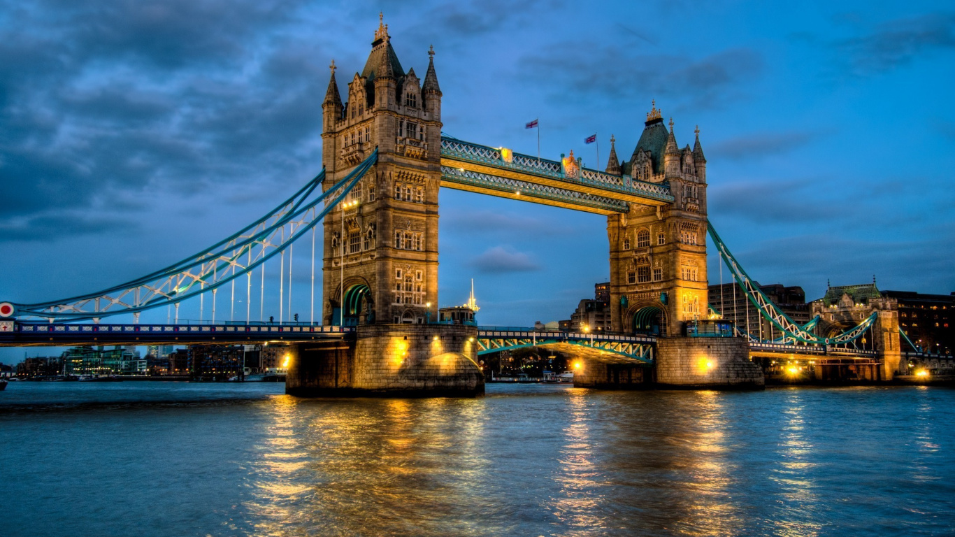 Puente de Londres Bajo un Cielo Azul Durante el Día. Wallpaper in 1366x768 Resolution