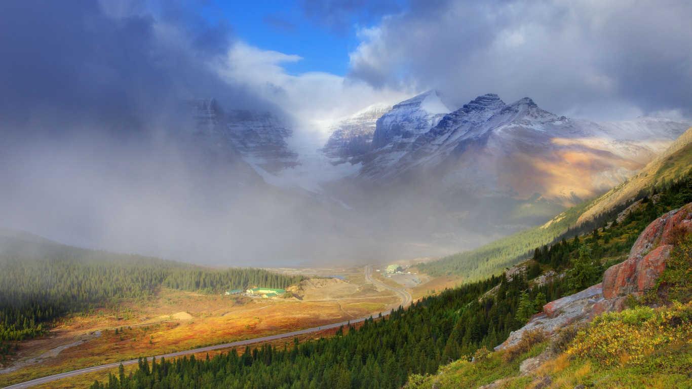 Grünes Und Braunes Grasfeld in Der Nähe Des Berges Unter Weißen Wolken Und Blauem Himmel Tagsüber. Wallpaper in 1366x768 Resolution