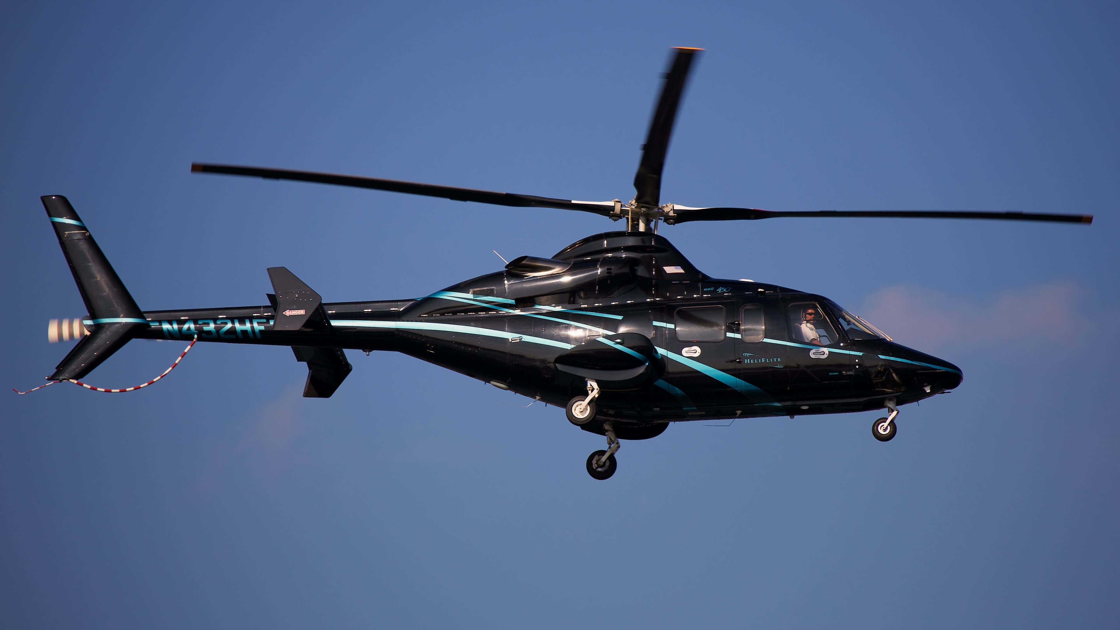 Blue and Black Helicopter Flying in The Sky. Wallpaper in 3840x2160 Resolution