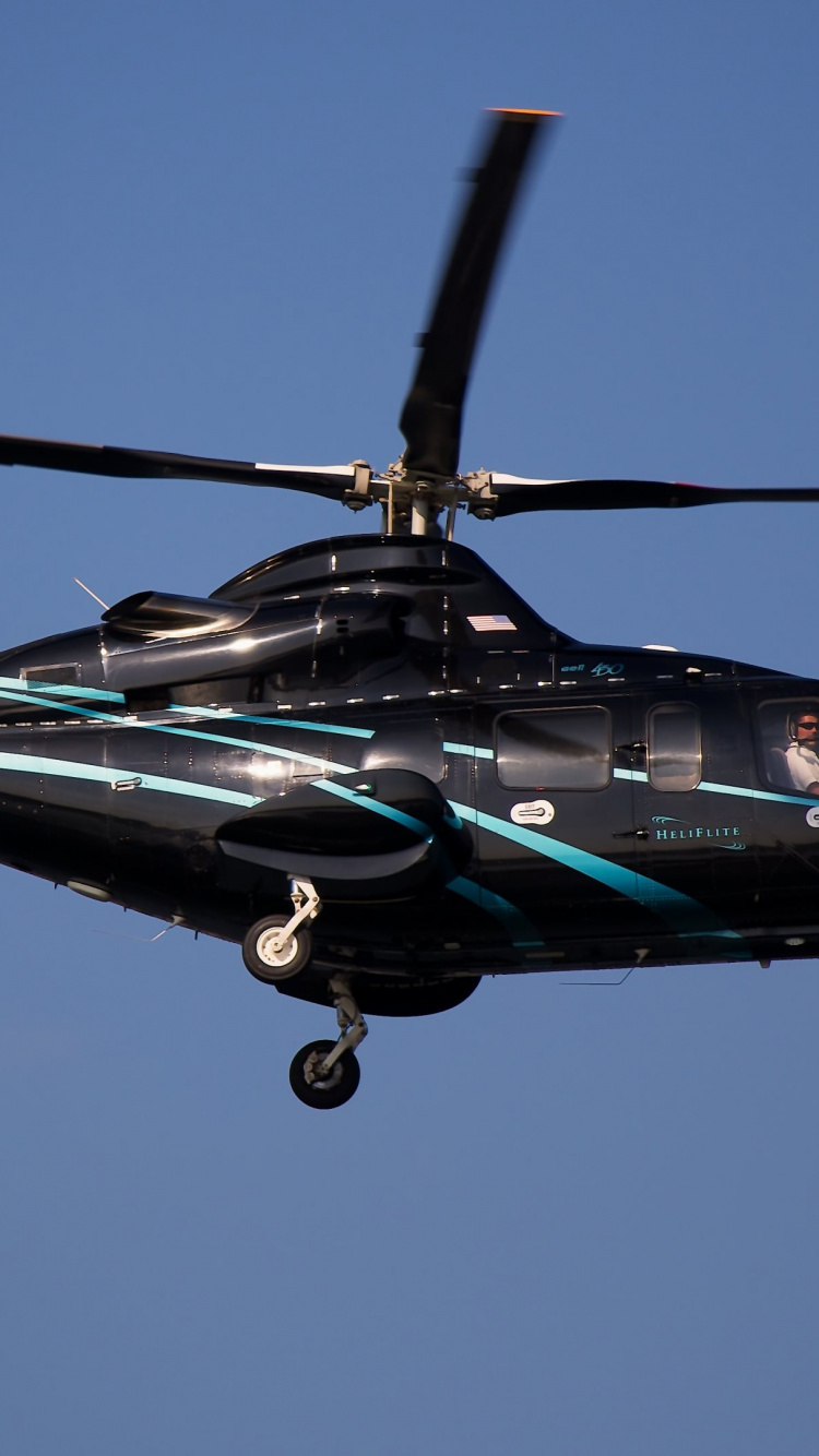 Helicóptero Azul y Negro Volando en el Cielo. Wallpaper in 750x1334 Resolution