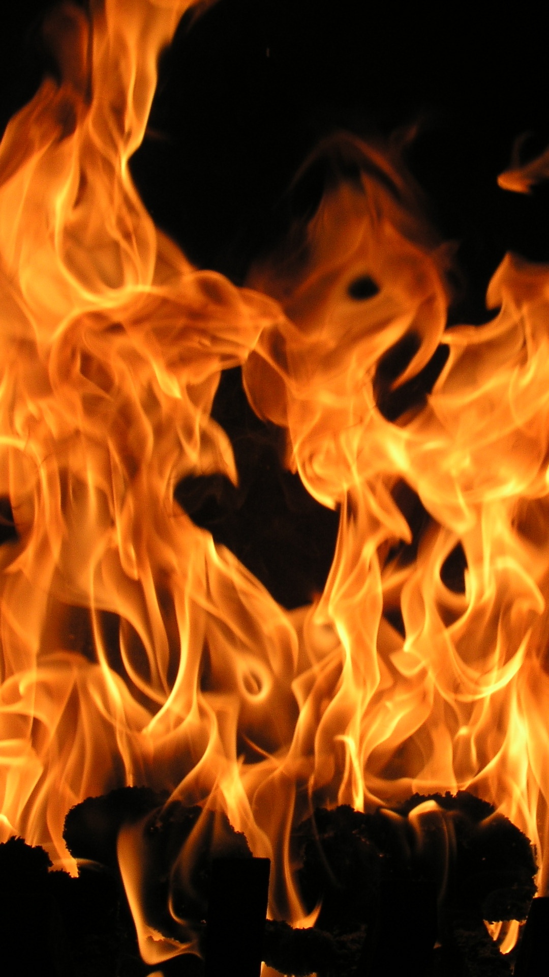 Feuer in Schwarzem Hintergrund Mit Schwarzem Hintergrund. Wallpaper in 1080x1920 Resolution