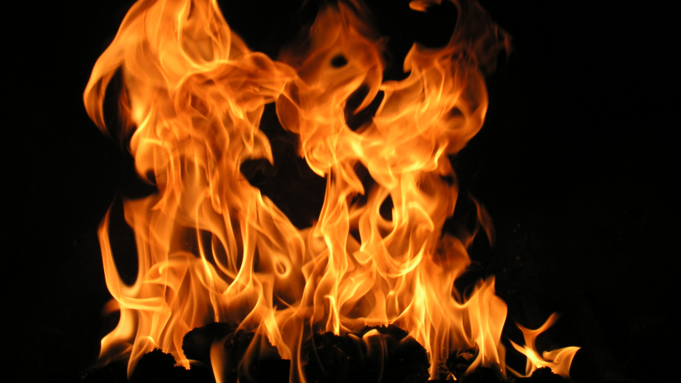 Feuer in Schwarzem Hintergrund Mit Schwarzem Hintergrund. Wallpaper in 1366x768 Resolution