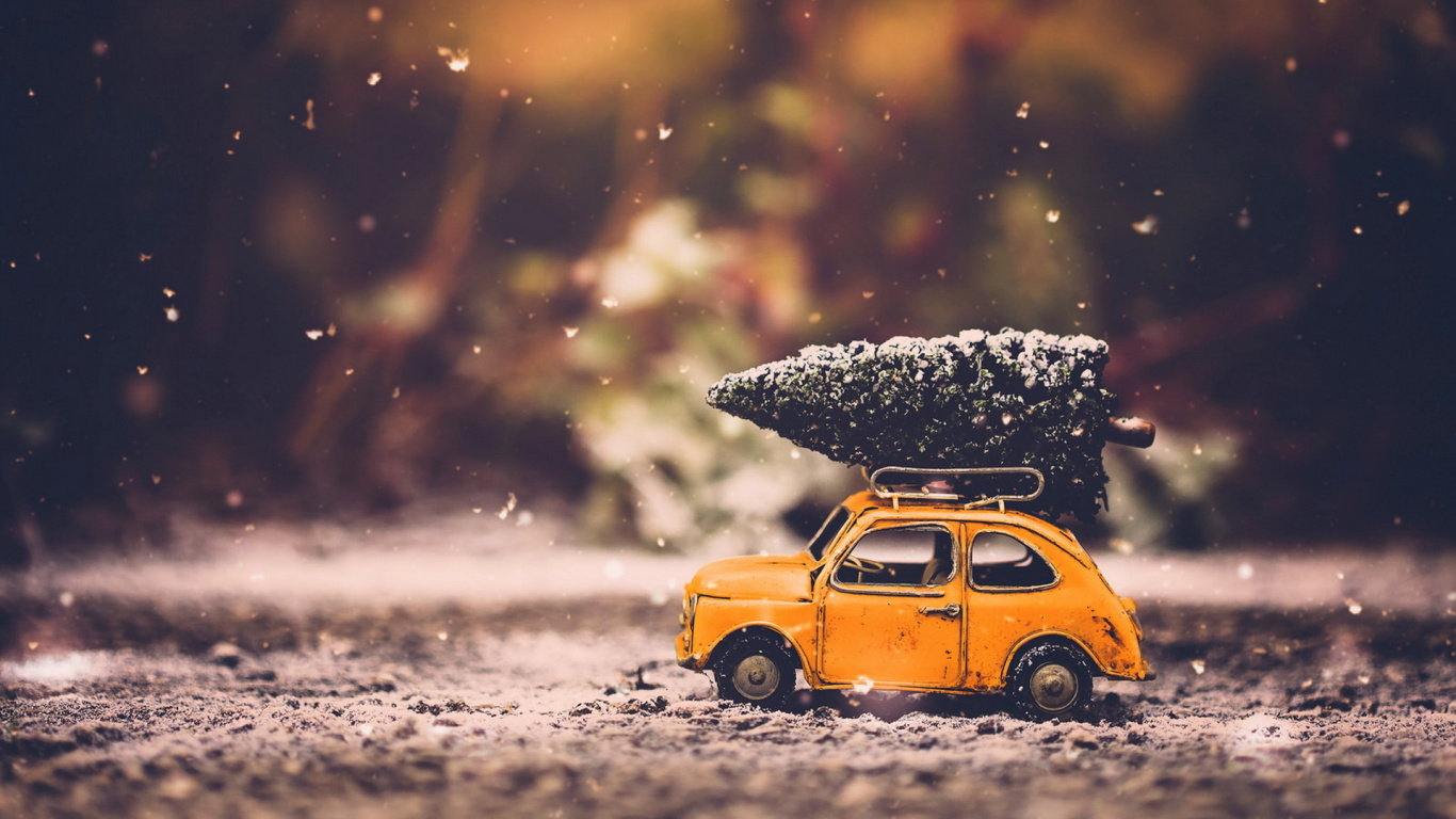 Voiture Jaune Sur Sol Couvert de Neige Pendant la Journée. Wallpaper in 1366x768 Resolution