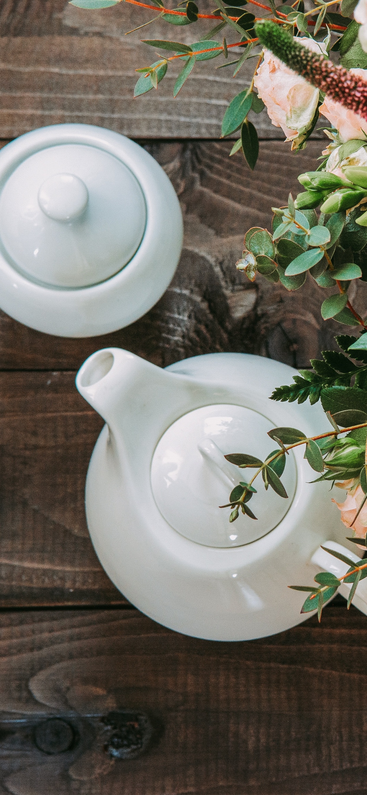 Roses Roses et Jaunes Sur Une Table en Bois Marron. Wallpaper in 1242x2688 Resolution