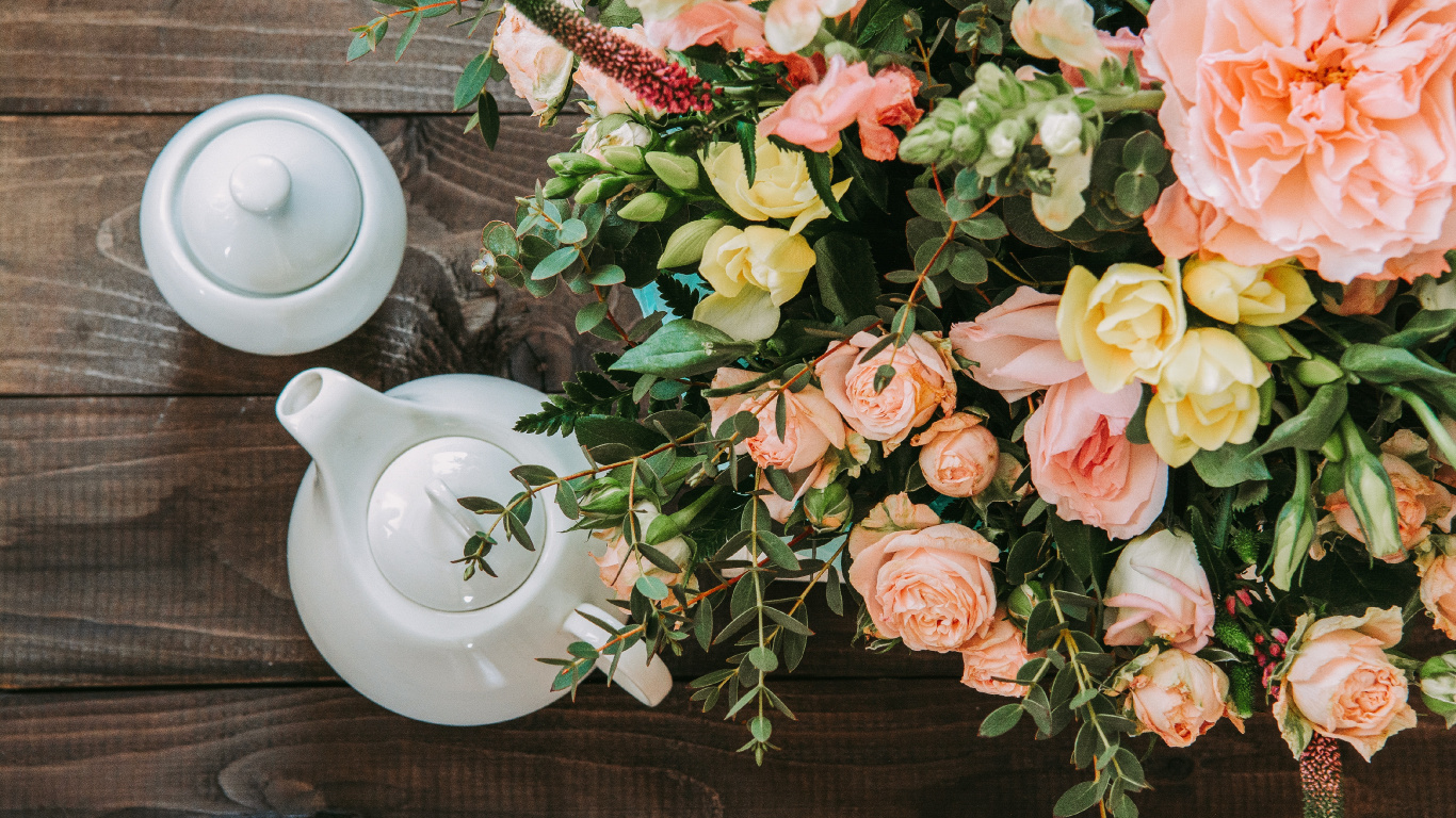 Roses Roses et Jaunes Sur Une Table en Bois Marron. Wallpaper in 1366x768 Resolution