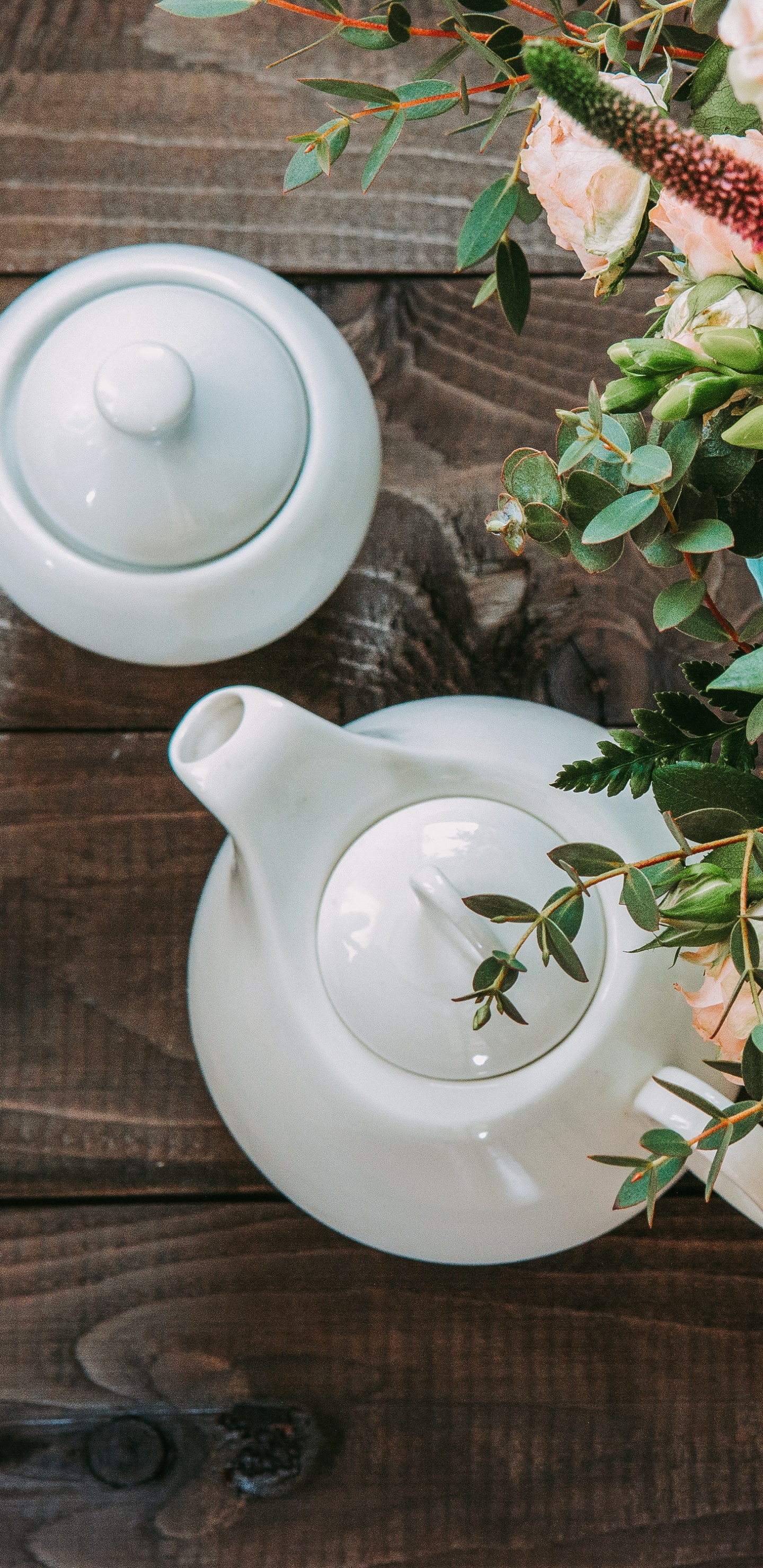 Rosa Und Gelbe Rosen Auf Braunem Holztisch. Wallpaper in 1440x2960 Resolution