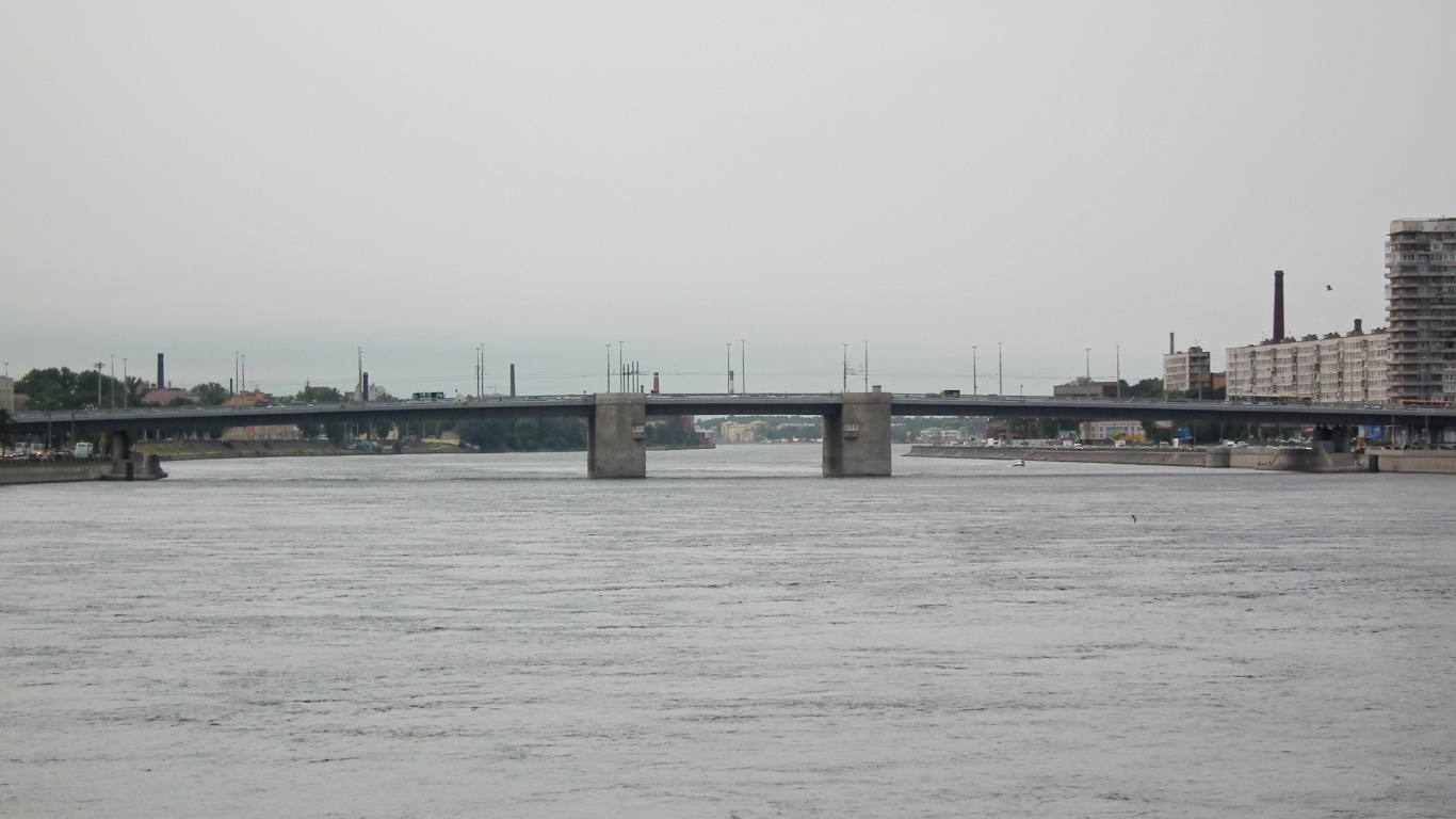 Braune Betonbrücke Über Gewässer Tagsüber. Wallpaper in 1366x768 Resolution