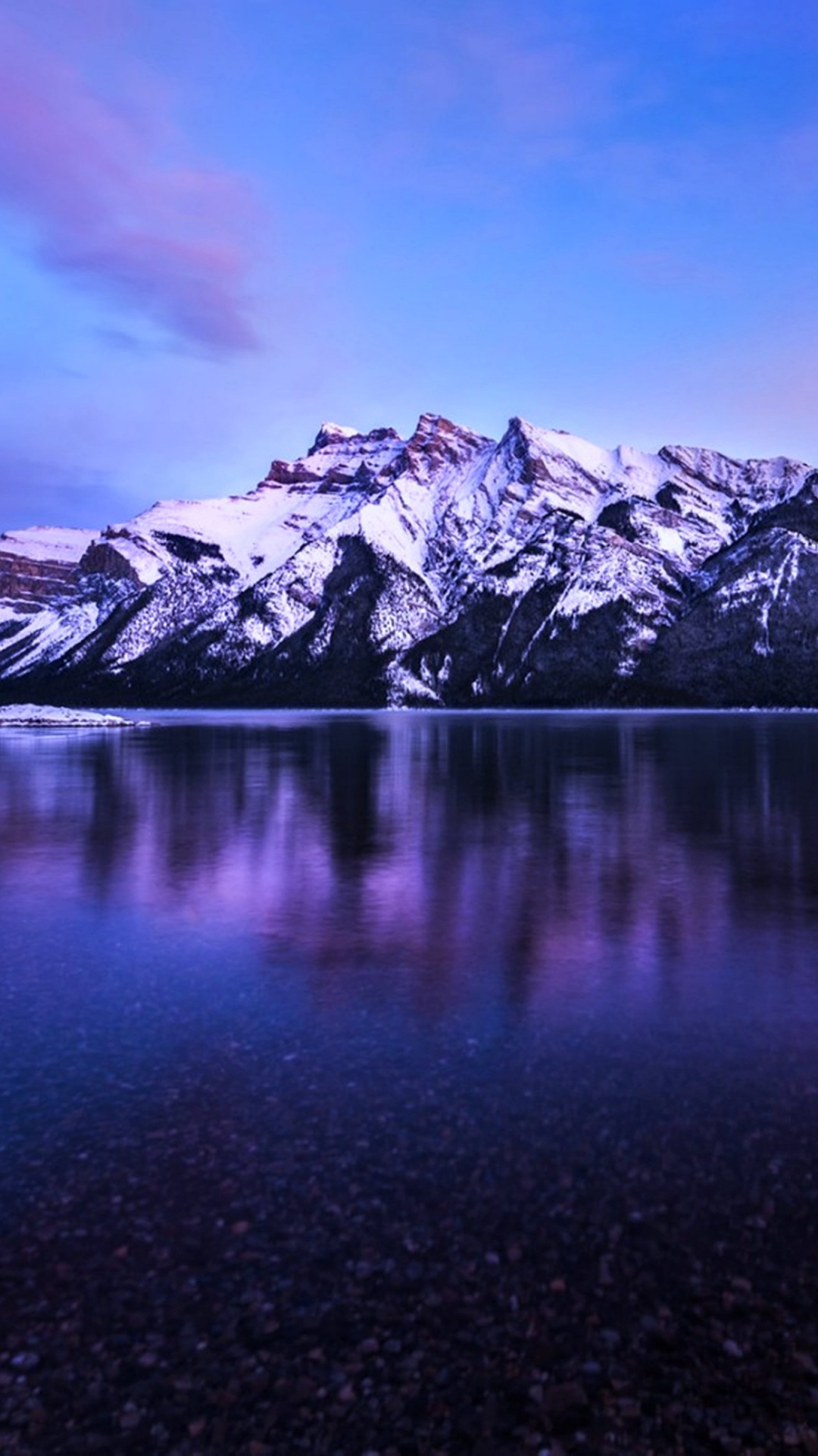 Schneebedeckter Berg in Der Nähe Des Sees Unter Blauem Himmel Tagsüber. Wallpaper in 1080x1920 Resolution