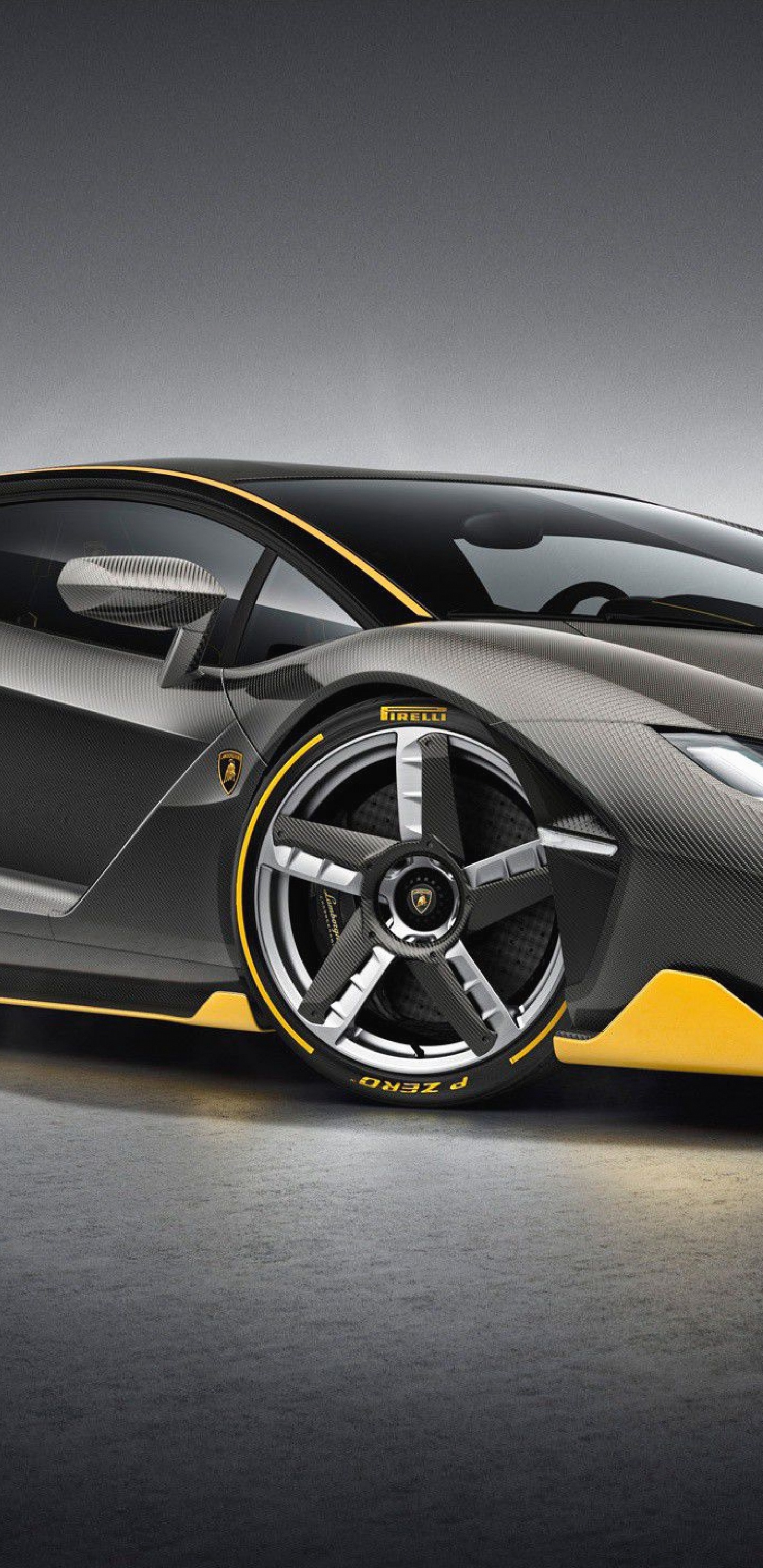 Schwarz-gelber Lamborghini Aventador. Wallpaper in 1440x2960 Resolution