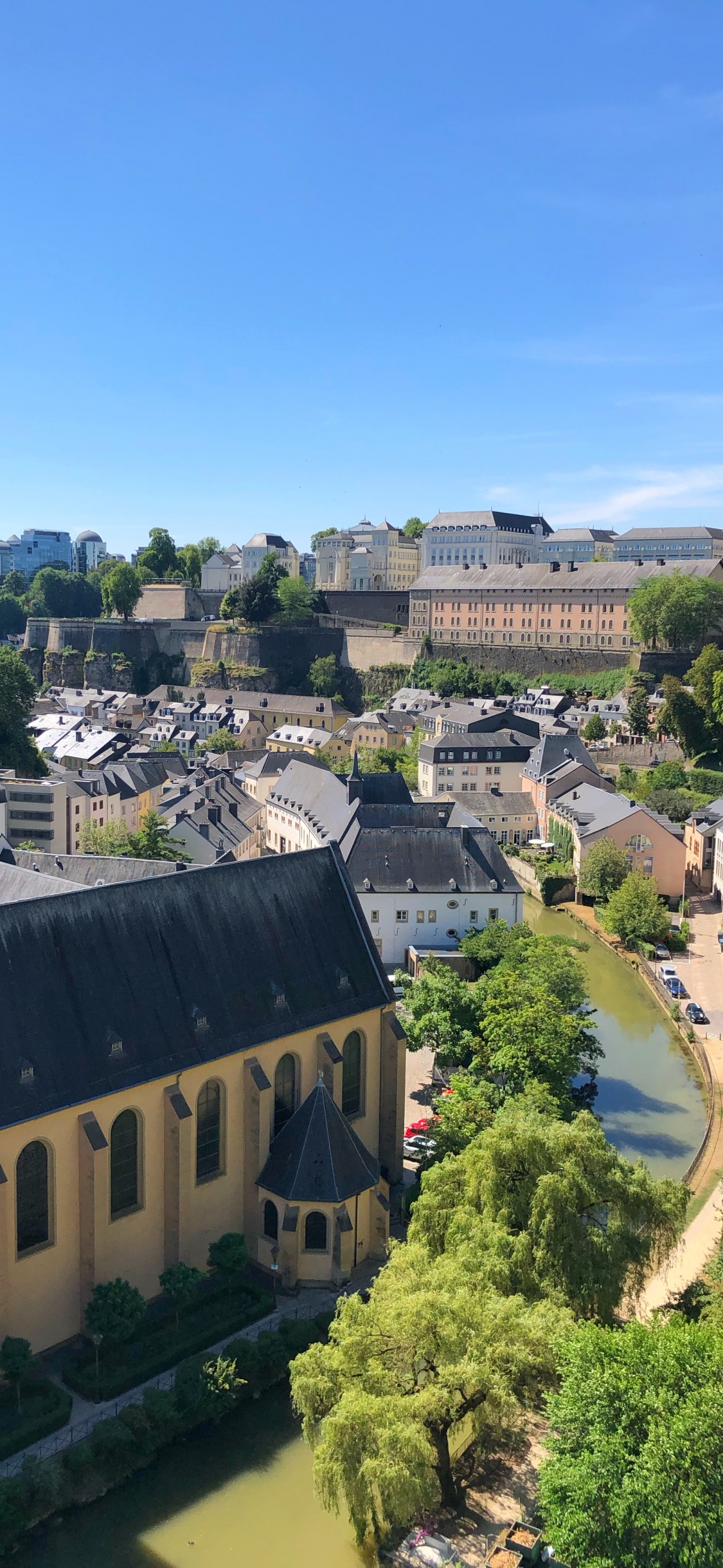 Razón, fc Hibernian, Ventana, Barrio, Zona Residencial. Wallpaper in 1125x2436 Resolution