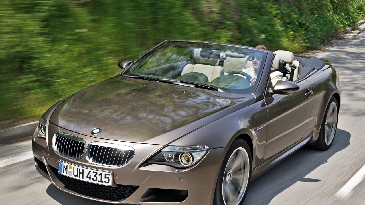 Grey Mercedes Benz Convertible Coupe on Green Grass Field During Daytime. Wallpaper in 1280x720 Resolution