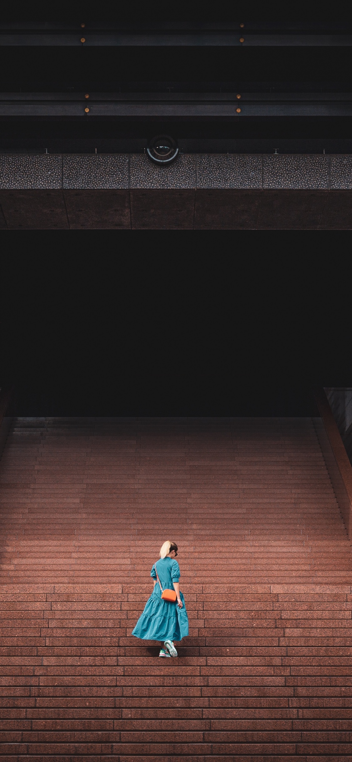 Mujer en Vestido Verde Azulado Caminando Por Las Escaleras. Wallpaper in 1125x2436 Resolution