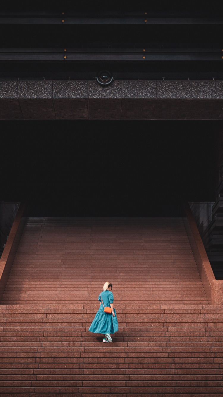 Mujer en Vestido Verde Azulado Caminando Por Las Escaleras. Wallpaper in 750x1334 Resolution