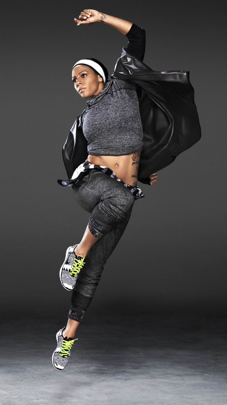 Frau in Schwarz-grauer Jacke Und Blauer Jeansim. Wallpaper in 750x1334 Resolution