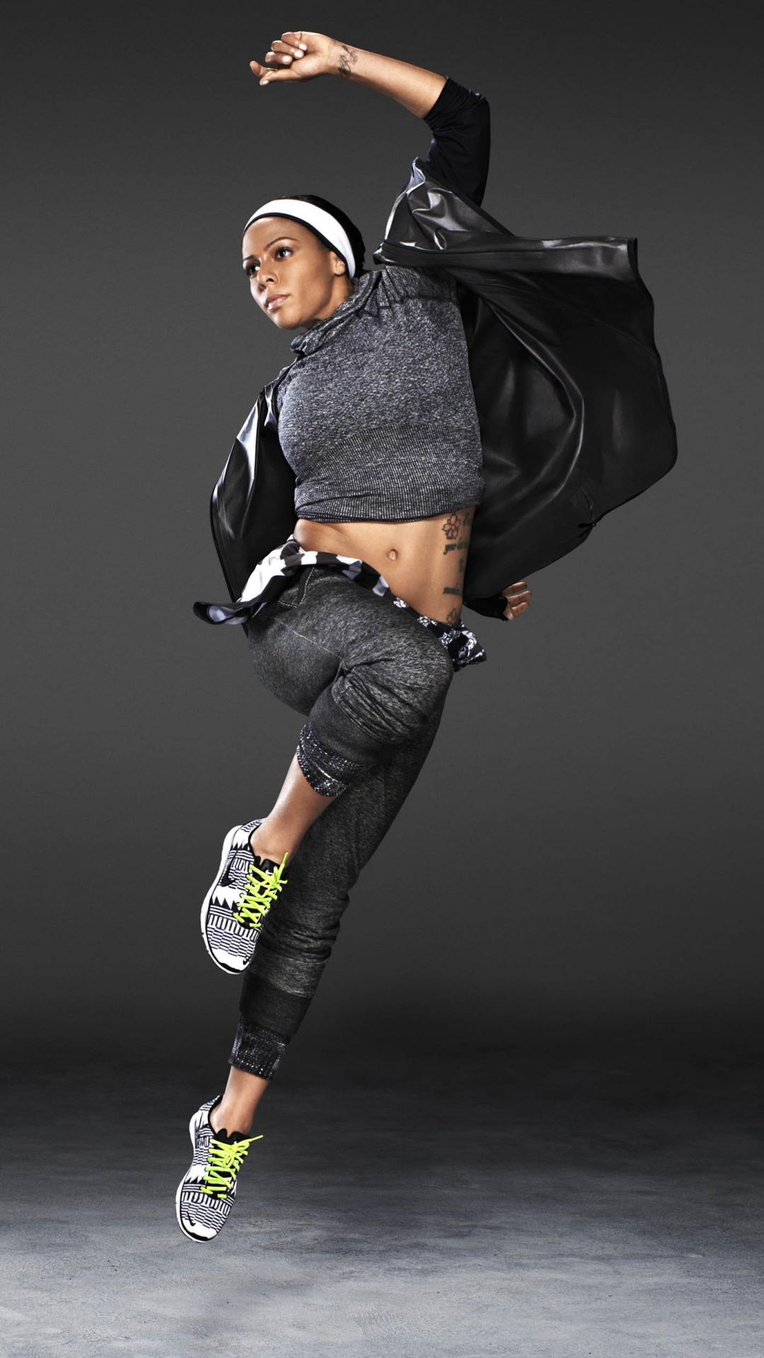 Mujer en Chaqueta Negra y Gris y Jeans Azul. Wallpaper in 1080x1920 Resolution